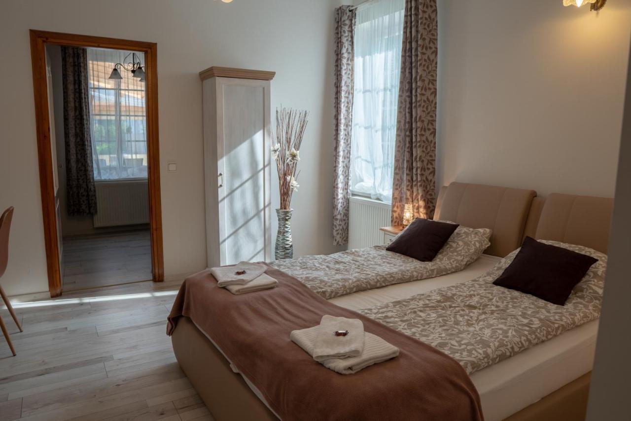 F57 - Franko Csaladi Panzio Bed & Breakfast Балатонлеле Екстериор снимка