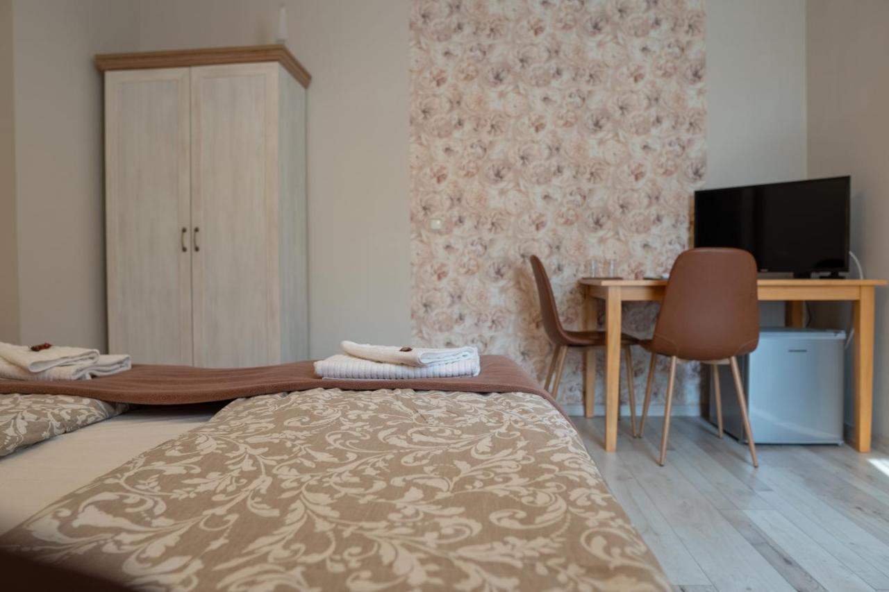 F57 - Franko Csaladi Panzio Bed & Breakfast Балатонлеле Екстериор снимка