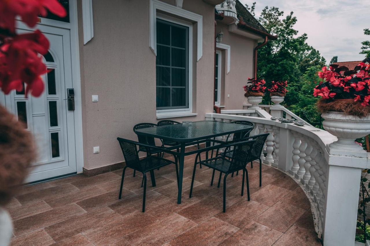 F57 - Franko Csaladi Panzio Bed & Breakfast Балатонлеле Екстериор снимка