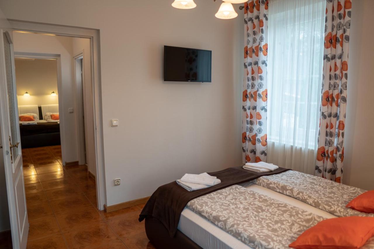 F57 - Franko Csaladi Panzio Bed & Breakfast Балатонлеле Екстериор снимка