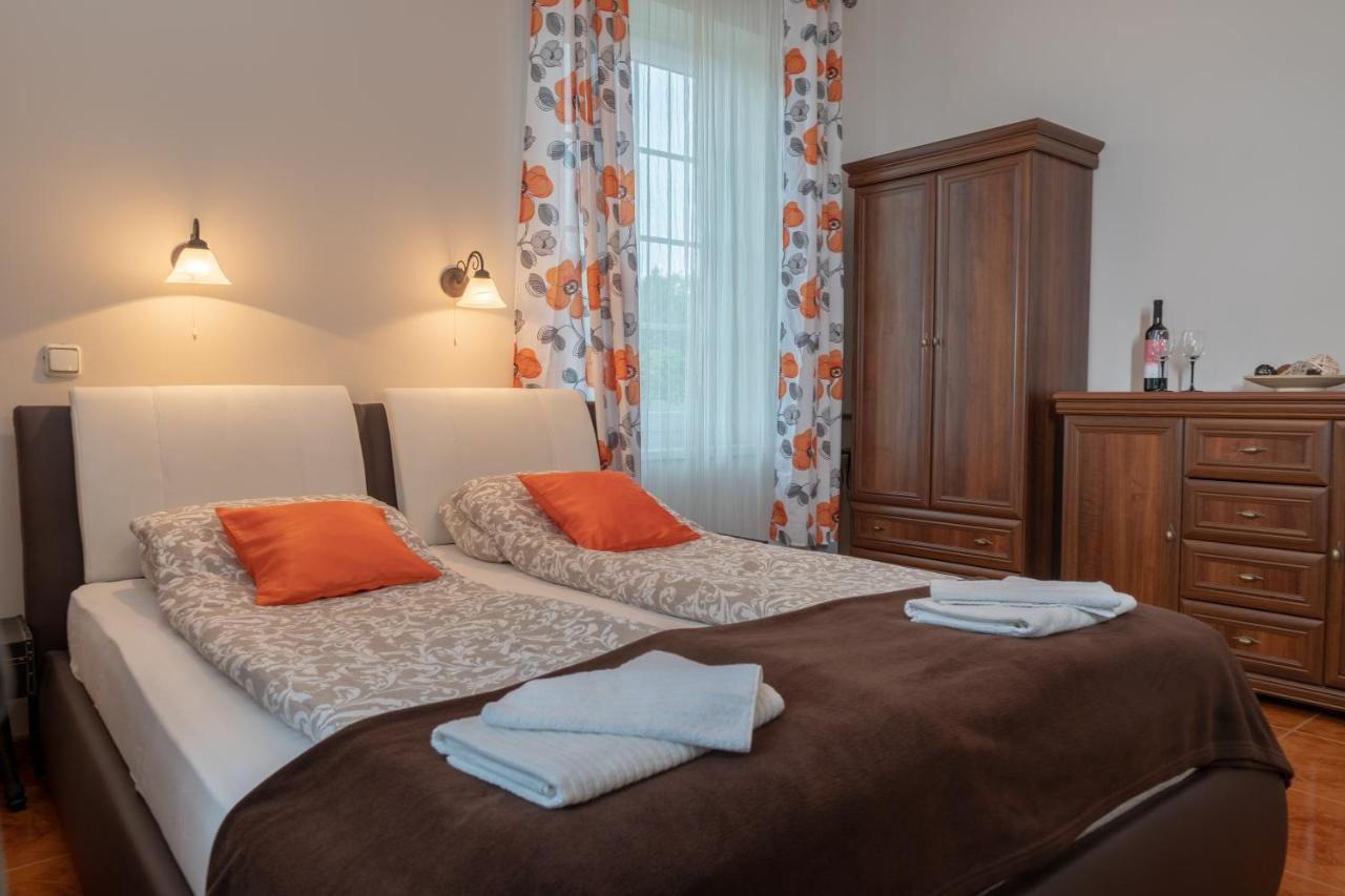 F57 - Franko Csaladi Panzio Bed & Breakfast Балатонлеле Екстериор снимка