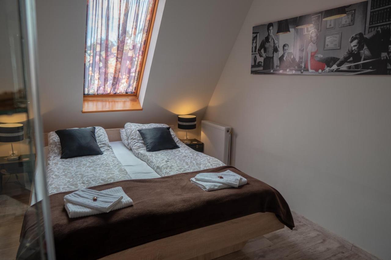F57 - Franko Csaladi Panzio Bed & Breakfast Балатонлеле Екстериор снимка