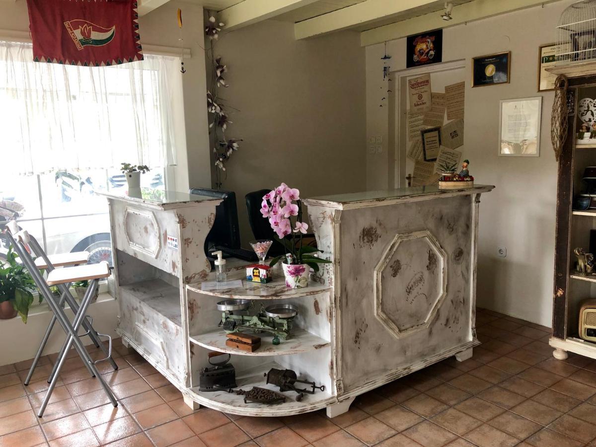 F57 - Franko Csaladi Panzio Bed & Breakfast Балатонлеле Екстериор снимка
