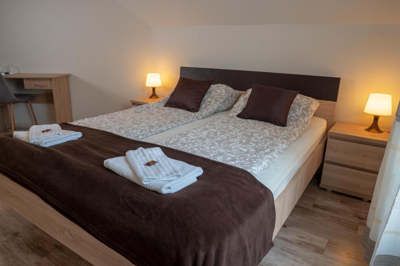 F57 - Franko Csaladi Panzio Bed & Breakfast Балатонлеле Екстериор снимка