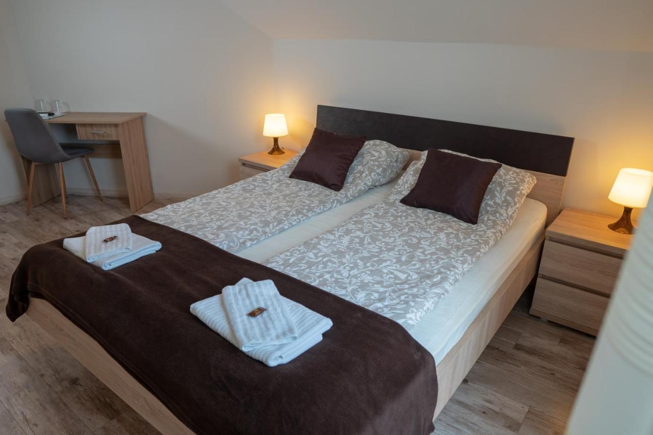 F57 - Franko Csaladi Panzio Bed & Breakfast Балатонлеле Екстериор снимка
