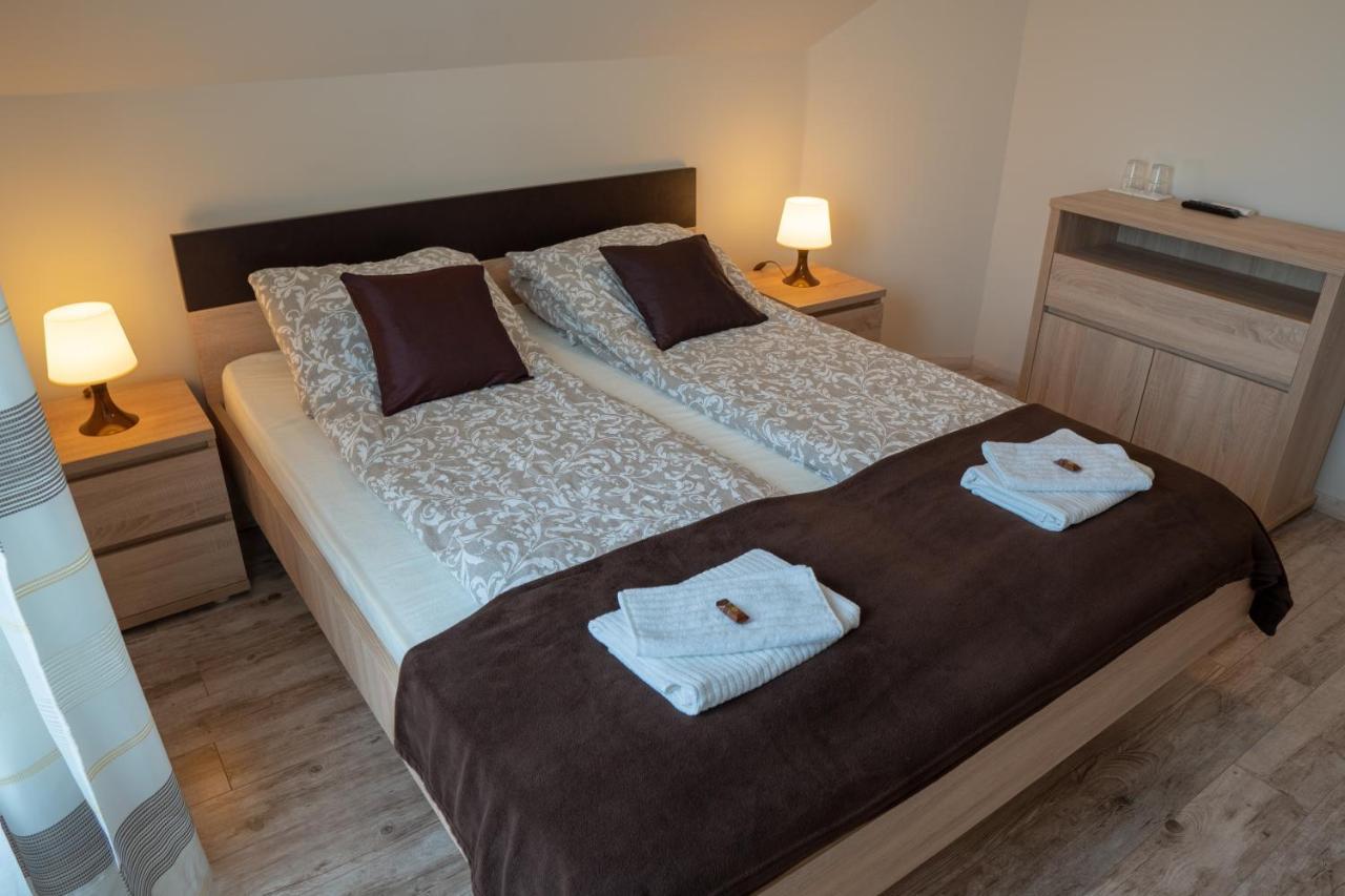 F57 - Franko Csaladi Panzio Bed & Breakfast Балатонлеле Екстериор снимка