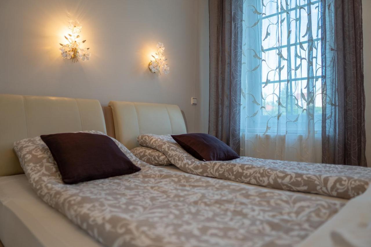 F57 - Franko Csaladi Panzio Bed & Breakfast Балатонлеле Екстериор снимка