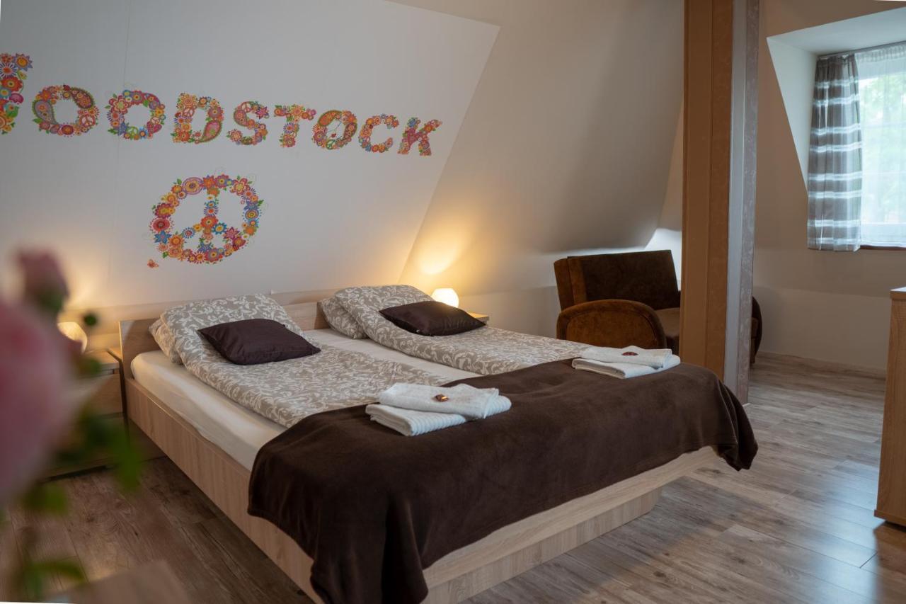 F57 - Franko Csaladi Panzio Bed & Breakfast Балатонлеле Екстериор снимка
