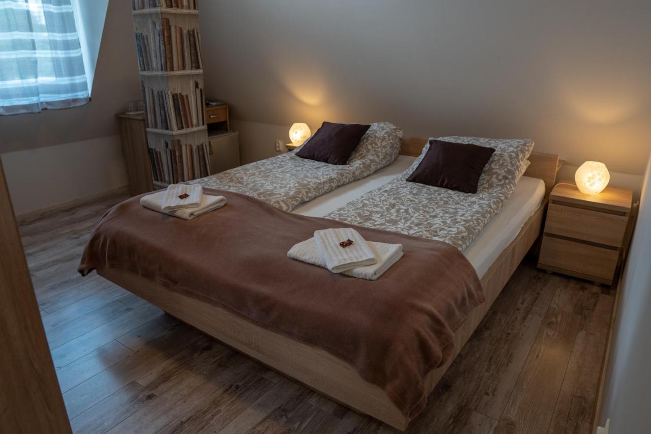 F57 - Franko Csaladi Panzio Bed & Breakfast Балатонлеле Екстериор снимка