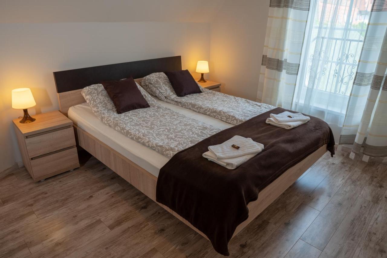 F57 - Franko Csaladi Panzio Bed & Breakfast Балатонлеле Екстериор снимка