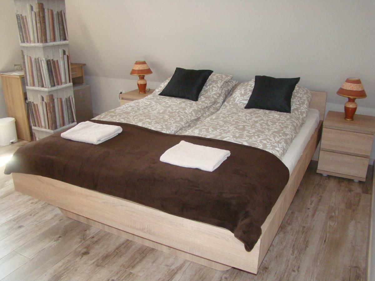 F57 - Franko Csaladi Panzio Bed & Breakfast Балатонлеле Екстериор снимка